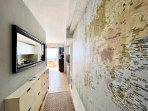 Telewizja i/lub zestaw kina domowego w obiekcie Beachfront apartment with ocean views