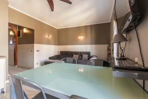 a living room with a glass table and a couch at Bettatur Apartament Tarraco in Tarragona