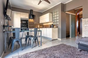 a kitchen and dining room with a table and chairs at Bettatur Apartament Tarraco in Tarragona