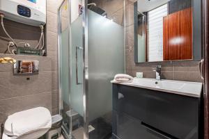 y baño con lavabo y ducha. en Bettatur Apartament Tarraco, en Tarragona