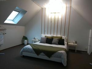 Un dormitorio con una cama grande y una ventana en A 2 pas d AZAY, en Neuil