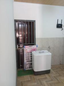 łazienka z wanną w rogu pokoju w obiekcie Serenity Divine vastgoed Beheer w mieście Paramaribo