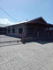 een gebouw met een hek ervoor bij Serenity Divine vastgoed Beheer in Paramaribo