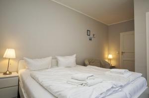 ミデルハーゲンにあるnah am Meer, ruhige Lage, gratis Nutzung vom AHOI Erlebnisbad und Sauna in Sellin - Haus Büdnerstube FeWo 2の白いベッド(タオル2枚付) +24枚の写真