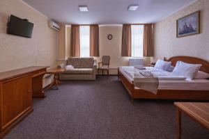 ein Hotelzimmer mit einem Bett und einem TV in der Unterkunft Hotel Express Корпус 2 in Kiew