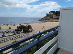 un apartamento en condominio con vistas a la playa desde el balcón en Hotel Corisco, en Tossa de Mar