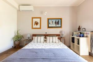 um quarto com uma cama grande e um cobertor azul em B&B La Casetta di Ben em Vetralla