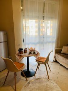 a living room with a table and chairs and a couch at Melody Apartament 1 in Golem