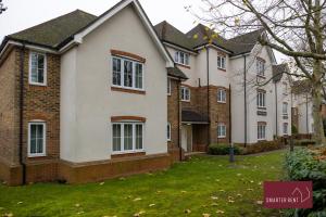 una fila di case in un quartiere residenziale di Englefield Green - Modern 2 bedroom Apartment a Englefield Green