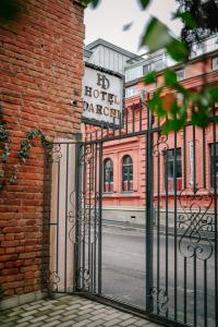 una puerta de hierro con un cartel de garaje del hotel en un edificio de ladrillo en Hotel Darchi, en Tiflis