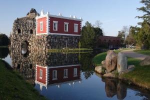 une maison assise sur le bord d'une rivière dans l'établissement Ferienhaus Familie Berger, à Dessau