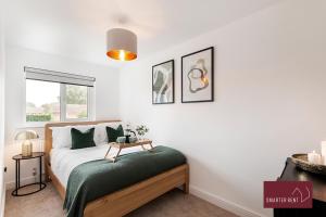 HorsellにあるWoking - 2 Bed Eco-Friendly Homeのベッドと窓のある白い寝室