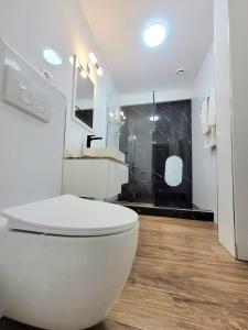 uma casa de banho branca com um WC e um chuveiro em Horizon-Endless Summer Apartaments em Mamaia Nord – Năvodari