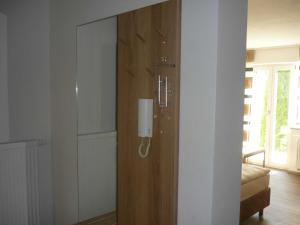 a wooden door in a room with a mirror at Ferienwohnungen beim Hotel zur Post, Erlau in Erlau