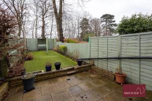 En have udenfor Knaphill Woking - 2 Bedroom House - With Garden