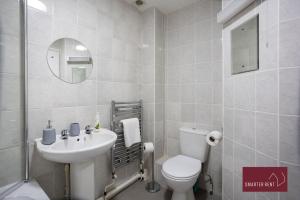 A bathroom at Knaphill - 2 Bedroom House - Garden & Parking