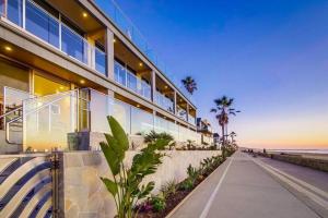 un gran edificio con una acera junto al océano en Residence Club 4, en San Diego