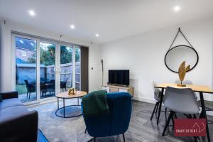 sala de estar con sofá azul y mesa en Jennett's Park, Bracknell - 2 Bedroom Home - Garden & Parking en Bracknell