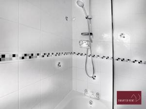 een badkamer met een douche met een douchekop bij Lightwater - 1 Bedroom Terraced House in Bagshot