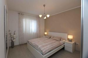 1 dormitorio con 1 cama, 2 lámparas y ventana en Apartment in Silo/Insel Krk 14599 en Šilo
