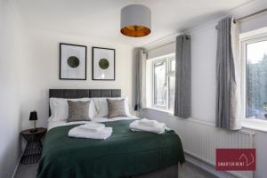 Llit o llits en una habitació de Bracknell - 2 Bedroom Home With Parking & Garden