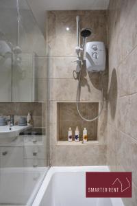 een badkamer met een douche en een wastafel bij Bracknell - 2 Bedroom Home With Parking & Garden in Easthampstead