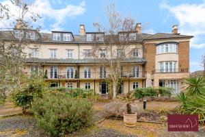 an image of a large house with a garden at Richmond - 5 Bedroom Townhouse with Parking & Garden in London