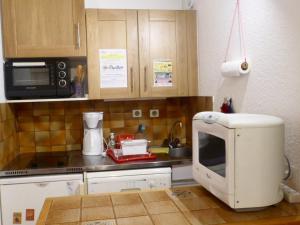 a kitchen with a microwave and a counter top at Appartement Valloire, 1 pièce, 4 personnes - FR-1-263-379 in Valloire
