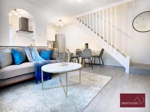 ブラックネルにあるBracknell - 1 Bedroom House - With Parkingのソファとテーブルのあるリビングルーム