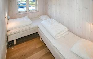 Loddenhøjにある4 Bedroom Nice Home In Aabenraaの窓付きの小さな部屋のベッド2台