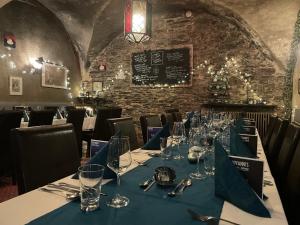 een eetkamer met een lange tafel met wijnglazen bij Hotel Schloss Zell in Zell an der Mosel