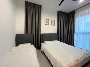 um quarto com 2 camas e uma janela em Family friendly 3 bedroom 8-10pax @Urban Suites em George Town