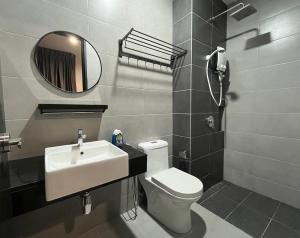 uma casa de banho com um lavatório, um WC e um espelho. em Family friendly 3 bedroom 8-10pax @Urban Suites em George Town