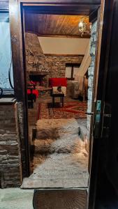 een open deur naar een kamer met een woonkamer bij Το Πέτρινο Σπιτάκι in Tríkala