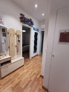 una habitación con un vestidor con espejo en PERFECT APARTMENT for centre and Miramare, en Trieste