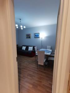 una sala de estar con una mesa y un sofá en PERFECT APARTMENT for centre and Miramare, en Trieste