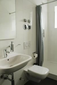 Et badeværelse på Novitel Apartments München-Trudering / Messe