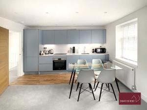 イートンにあるEton, Windsor - 2 Bedroom Second Floor Apartment - With Parkingの部屋にテーブルと椅子のあるキッチン