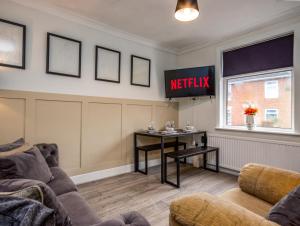 soggiorno con un cartello netflix sul muro di Perfect For Long Stays With Driveway Parking a Southampton