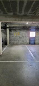 un garaje vacío con una pared de ladrillo en Appartement Wellington D3 Knokke full service et parking en Knokke-Heist