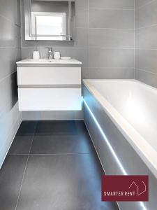 Ένα μπάνιο στο Eton, Windsor - 1 Bedroom First Floor Apartment - With Parking