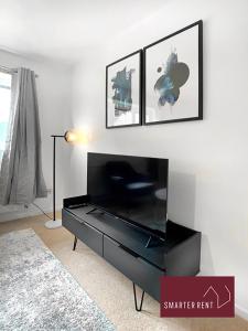 Wokingham - 2 Bedroom Maisonette - With Parking في وكينغهام: غرفة معيشة مع تلفزيون بشاشة مسطحة على جدار