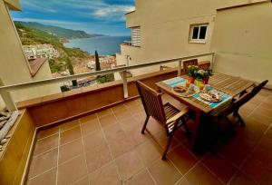 ジローナにあるCala Salions, Chalana Iのテーブルと椅子、海の景色を望むバルコニー