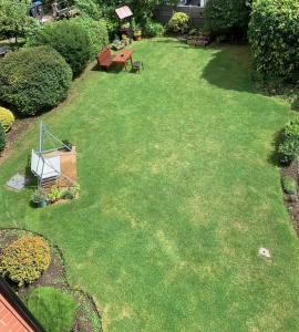 an aerial view of a yard with a grass yardablish at Stratford upon Avon: 2 bed town centre apartment, parking for one car in Stratford-upon-Avon