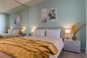 - une chambre avec un grand lit et deux lampes dans l'établissement City Life Apartment Pordenone, à Pordenone