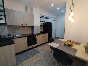 Η κουζίνα ή μικρή κουζίνα στο Argous - Athens City Center Apartment