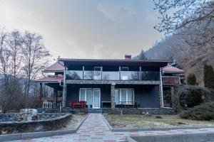 Rivendell Chalet في فاليا ليري: منزل أزرق أمامه مسار