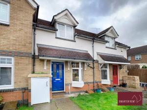EasthampsteadにあるBracknell - 2 Bedroom House With Garden and Parkingの青い扉と赤い窓のある家