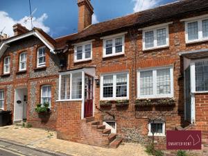 a brick house with white windows and a red door at Henley-On-Thames - 2 Bedroom Cottage With Permit Parking Close By in Henley on Thames