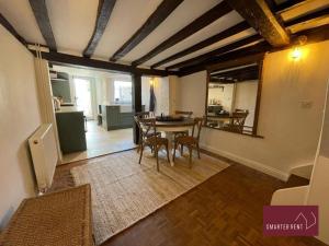 uma cozinha e sala de jantar com mesa e cadeiras em Henley-On-Thames - 2 Bedroom Cottage With Permit Parking Close By em Henley on Thames